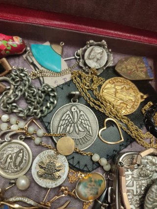 Lote de objetos antiguos y bisutería