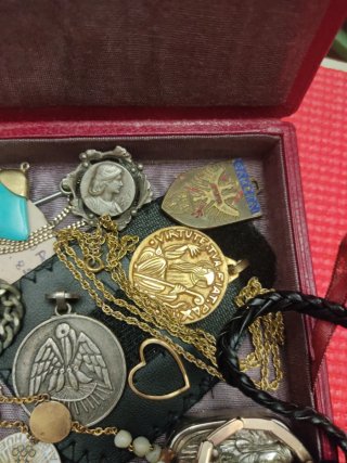 Lote de objetos antiguos y bisutería