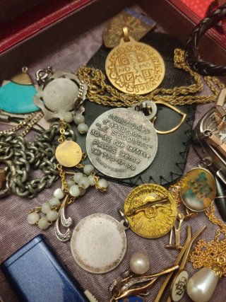 Lote de objetos antiguos y bisutería