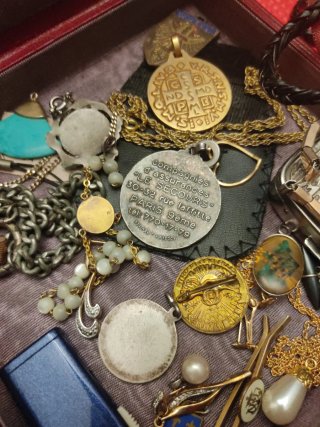 Lote de objetos antiguos y bisutería