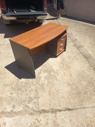 Escritorio y mesillas