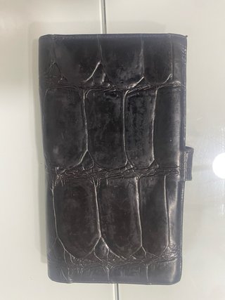 Cartera de piel con relieve de cocodrilo