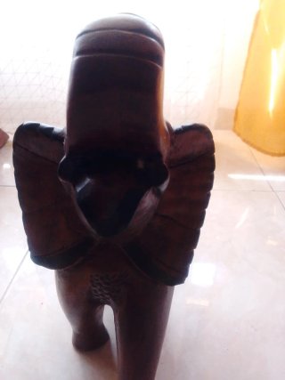 Elefante de madera maciza tallada