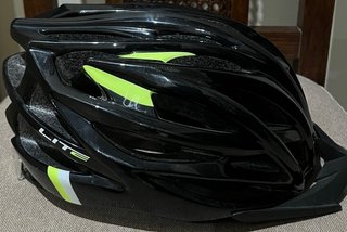 Casco MTB con dettagli in verde