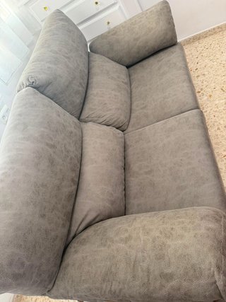 Sofá de 2 plazas gris de tela lavable, muy cómodo.