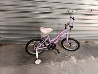 Bicicleta infantil morada con ruedines