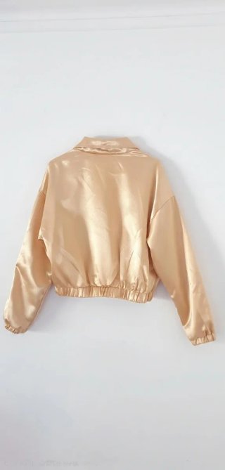 CHAQUETA BOMBER CORTA SATINADA.
