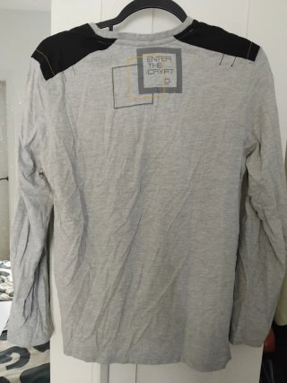 Camiseta gris manga larga hombre