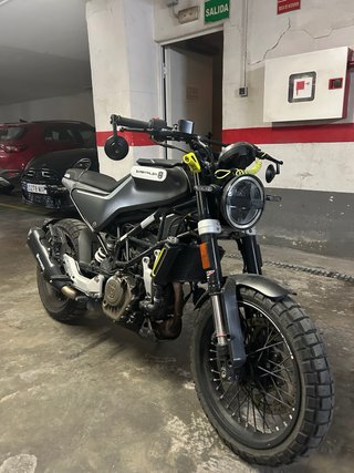Husqvarna Svartpilen 125cc Gris Mate