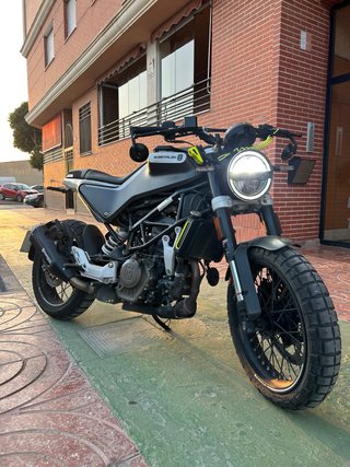 Husqvarna Svartpilen 125cc Gris Mate