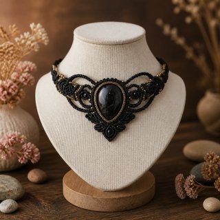 Collar macramé con piedra y detalles dorados