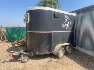 Remolque para caballos negro