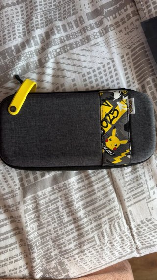 Nintendo Switch Azul y Rojo + funda pikachu