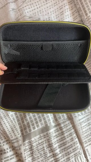 Nintendo Switch Azul y Rojo + funda pikachu