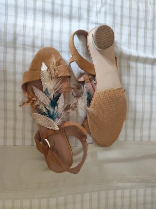 Sandalias Marrones con Adorno de Plumas Doradas