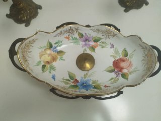 Bandeja porcelana y candelabros bronce
