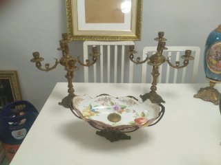 Bandeja porcelana y candelabros bronce