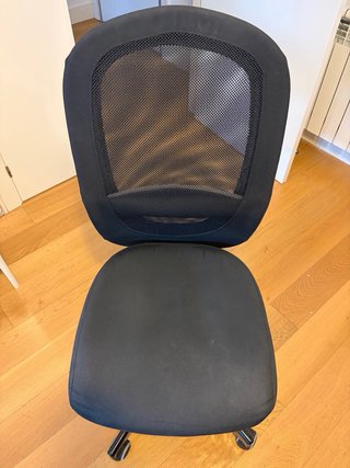 Silla de escritorio negra con respaldo de malla