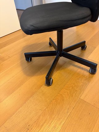 Silla de escritorio negra con respaldo de malla