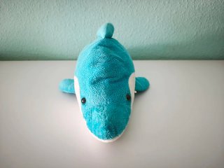 Peluche marino, delfín azul y blanco.