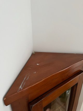 Mueble de esquina de madera y cristal