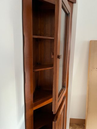 Mueble de esquina de madera y cristal