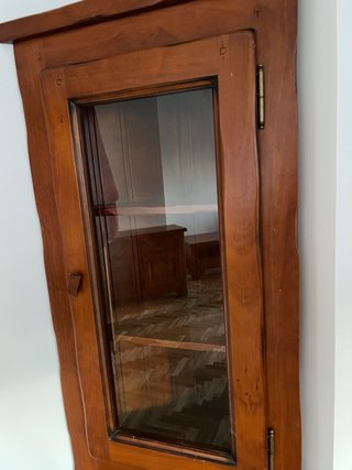 Mueble de esquina de madera y cristal