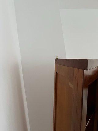 Mueble de esquina de madera y cristal