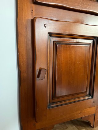 Mueble de esquina de madera y cristal