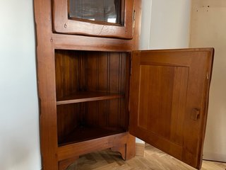 Mueble de esquina de madera y cristal