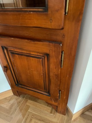 Mueble de esquina de madera y cristal