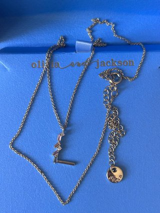 Collar inicial L Oro & Piedras