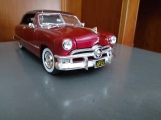 Maqueta Ford 1950 Burdeos 1:18 Maisto