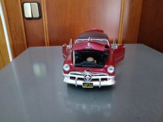 Maqueta Ford 1950 Burdeos 1:18 Maisto