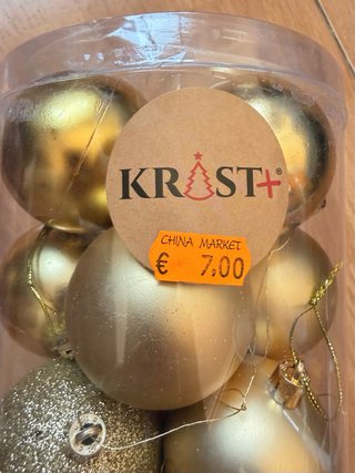 Adornos navideños y piñas de pino