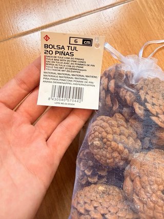Adornos navideños y piñas de pino
