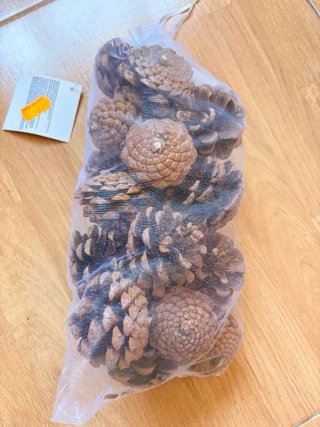 Adornos navideños y piñas de pino