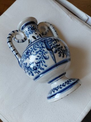 Jarra antigua Talavera azul y blanco