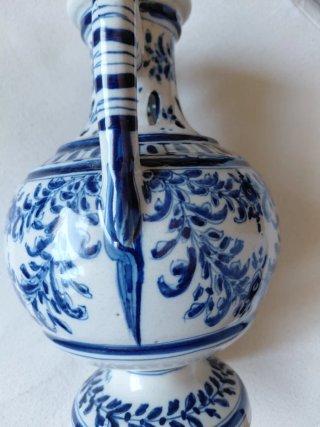 Jarra antigua Talavera azul y blanco