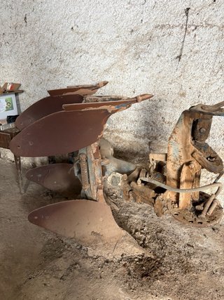 Arado bisurco vertedera hidráulica