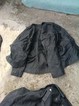 Cuatro chaquetas de cuero de piel negra