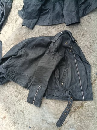 Cuatro chaquetas de cuero de piel negra