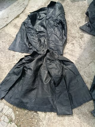 Cuatro chaquetas de cuero de piel negra