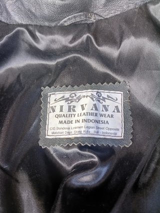 Cuatro chaquetas de cuero de piel negra