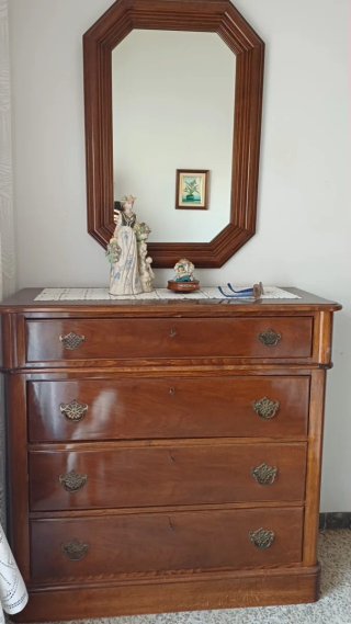 Cómoda antigua de madera con detalles dorados