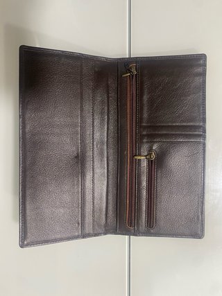 Cartera de piel marrón