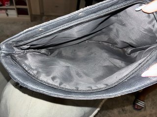 Bolso negro de mano