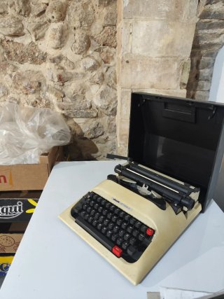 Máquina de escribir Olivetti Lettera 12