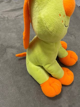 Peluche perro verde y naranja
