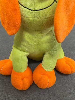 Peluche perro verde y naranja